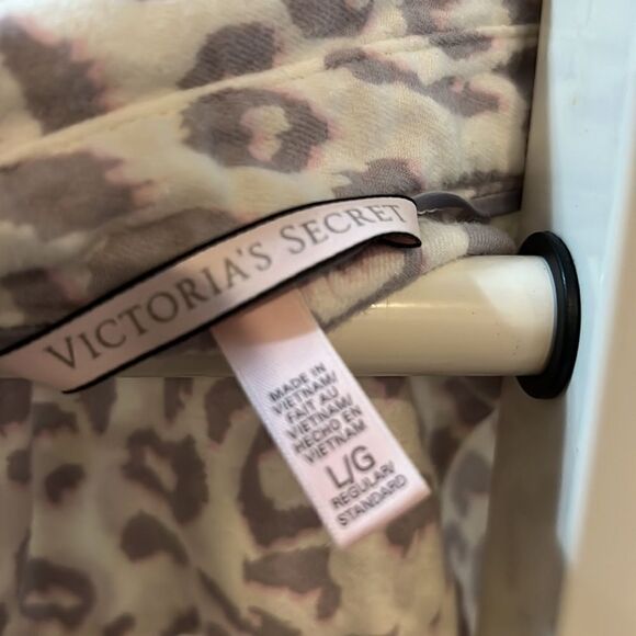 Victorias Secret size large leopard print pajamas with eye cover. - Picture 4 of 7